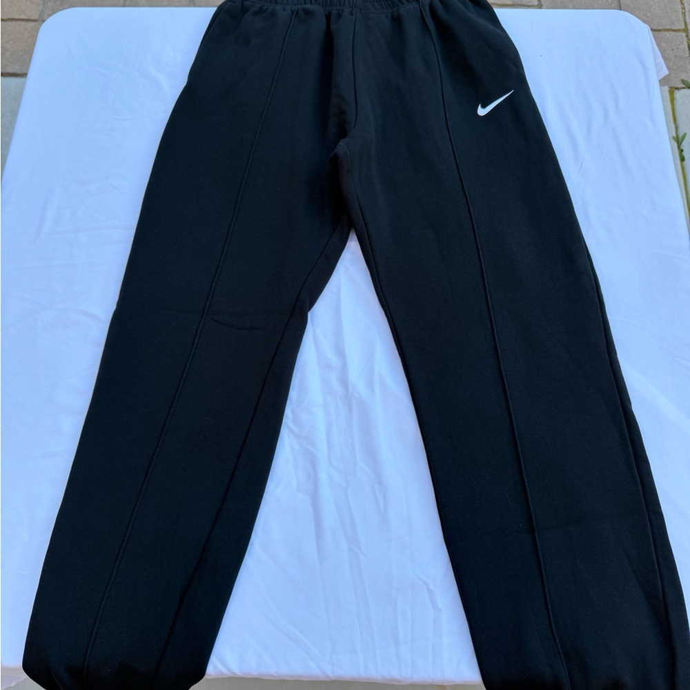 Nike Women’s Black Cuffed Sweatpants